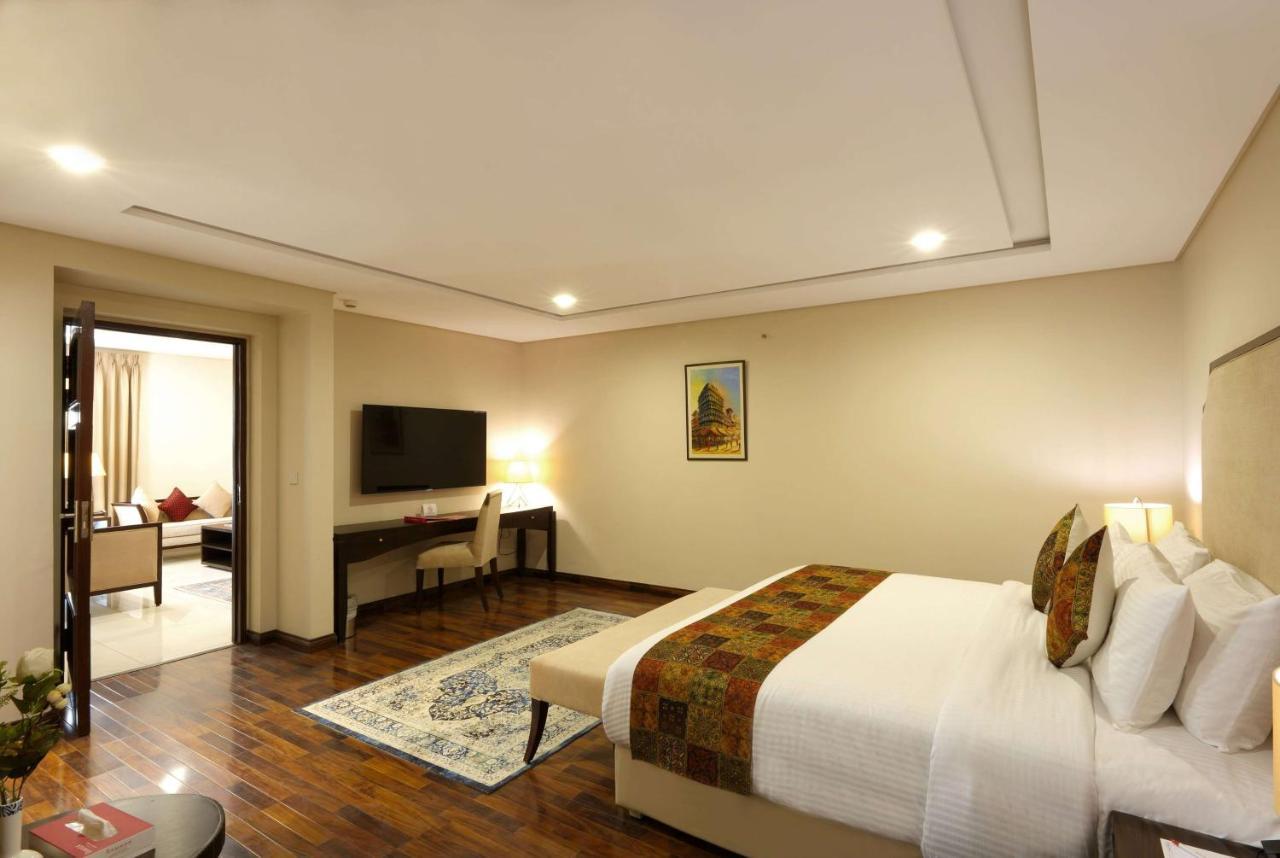 Ramada by Wyndham Lahore Gulberg II Hotel Bagian luar foto