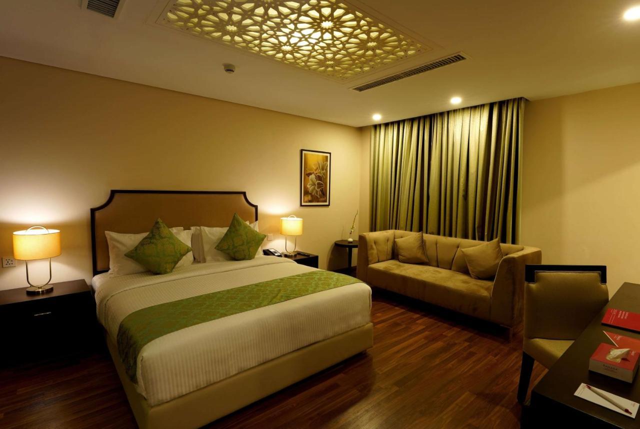 Ramada by Wyndham Lahore Gulberg II Hotel Bagian luar foto