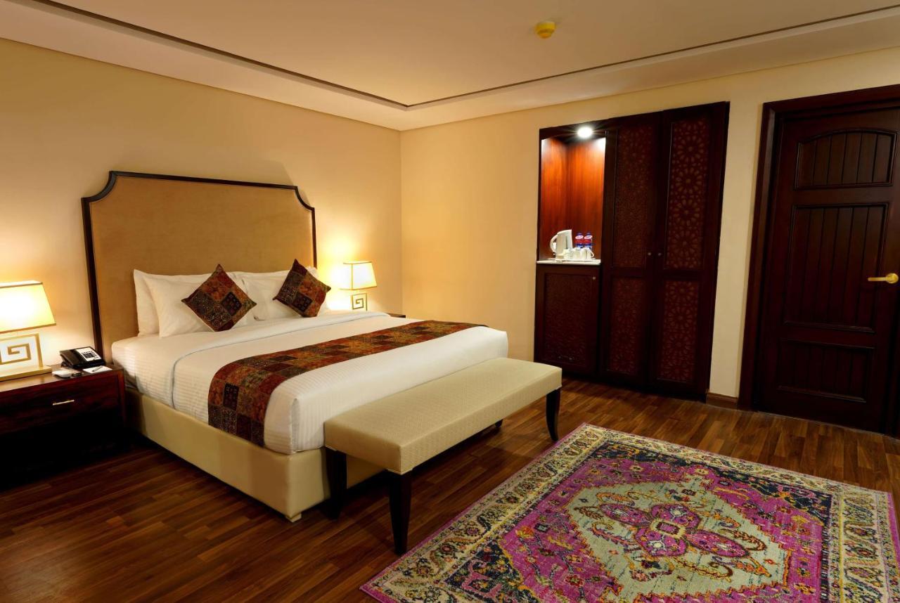 Ramada by Wyndham Lahore Gulberg II Hotel Bagian luar foto