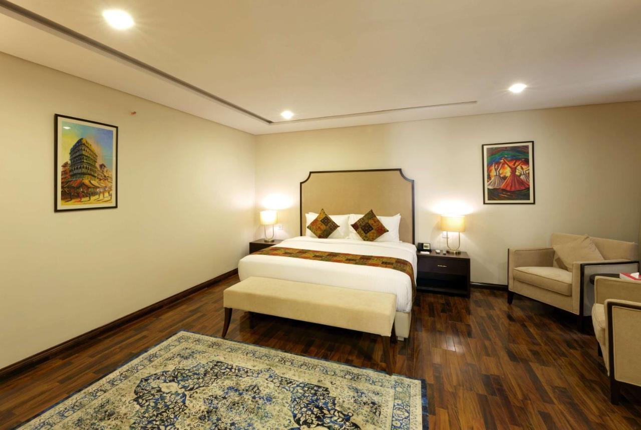 Ramada by Wyndham Lahore Gulberg II Hotel Bagian luar foto