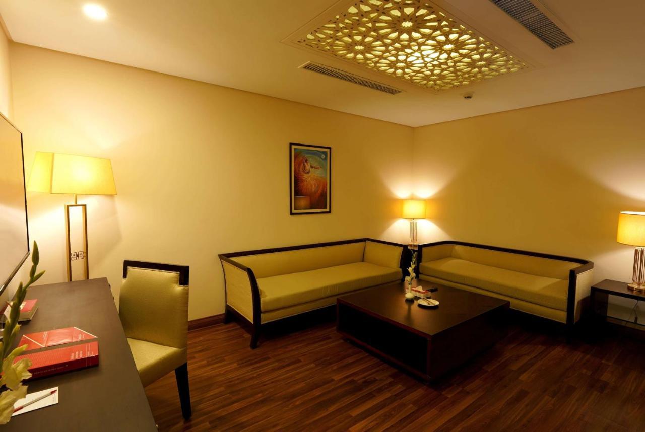 Ramada by Wyndham Lahore Gulberg II Hotel Bagian luar foto