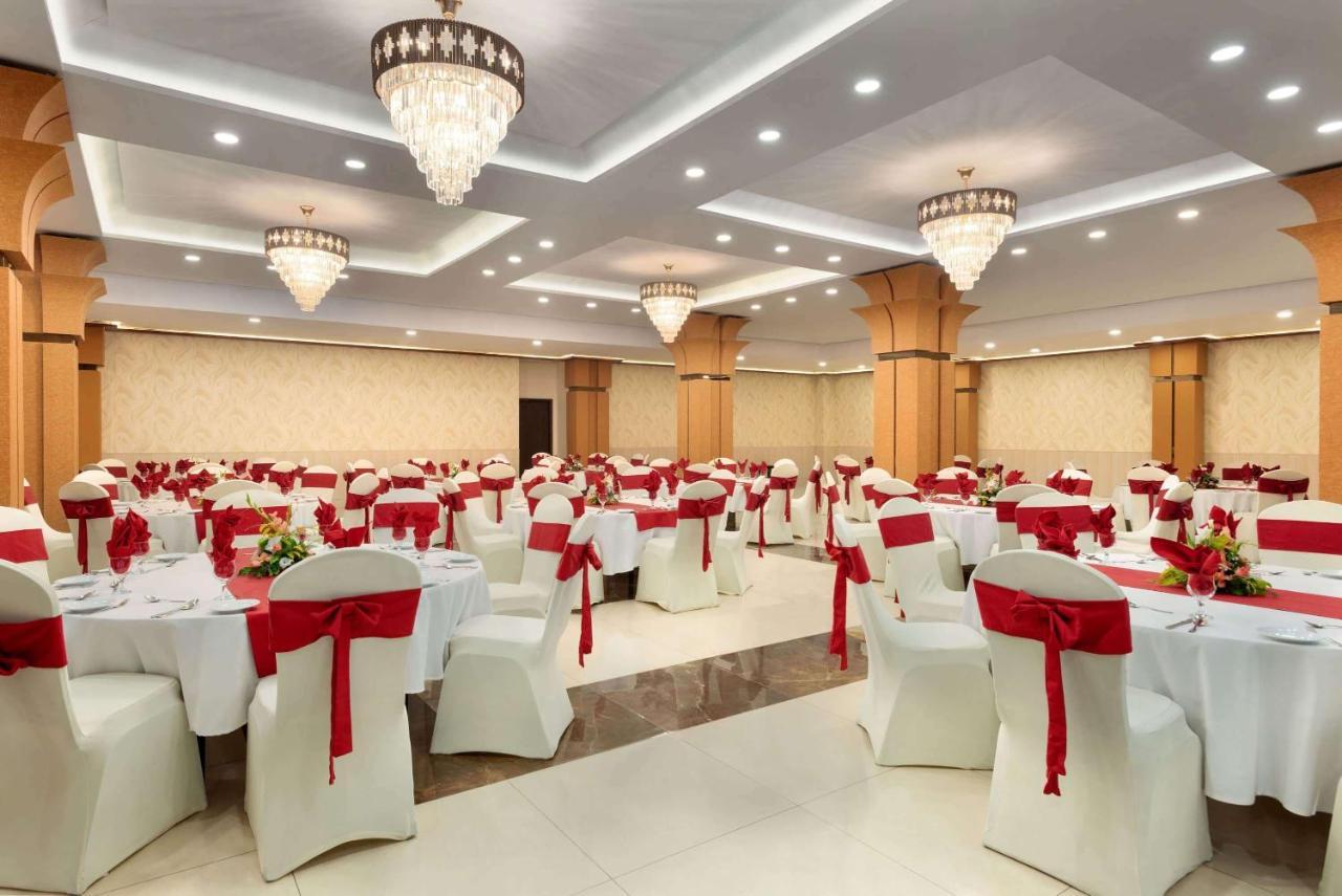 Ramada by Wyndham Lahore Gulberg II Hotel Bagian luar foto