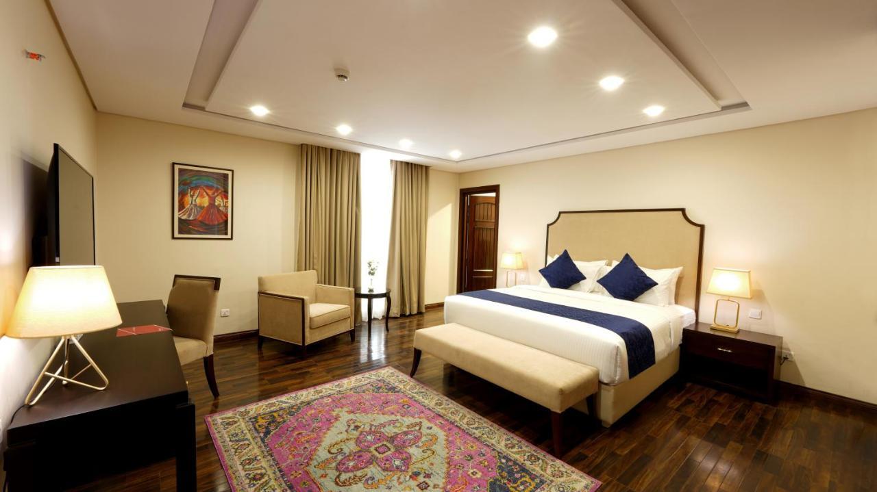 Ramada by Wyndham Lahore Gulberg II Hotel Bagian luar foto