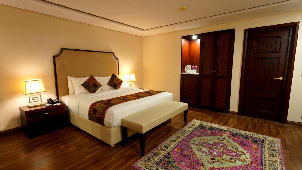 Ramada by Wyndham Lahore Gulberg II Hotel Bagian luar foto