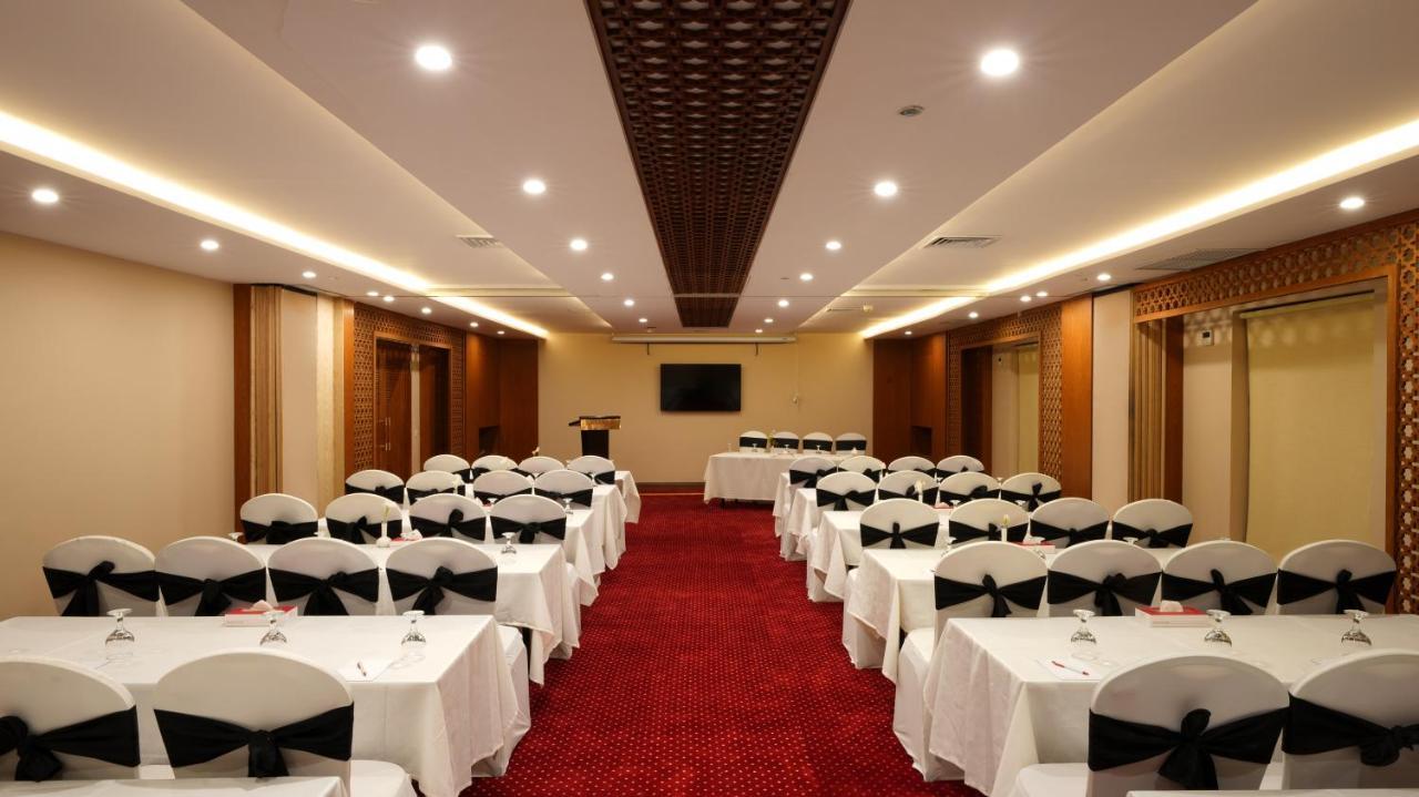 Ramada by Wyndham Lahore Gulberg II Hotel Bagian luar foto