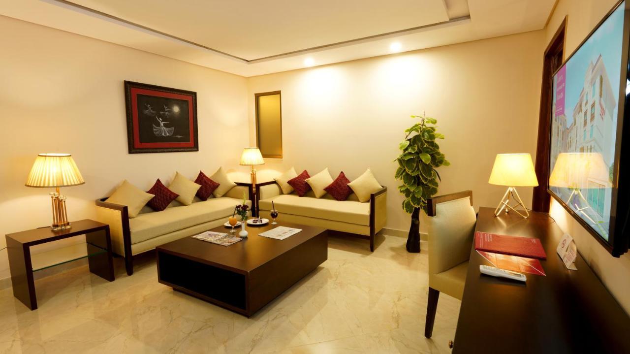 Ramada by Wyndham Lahore Gulberg II Hotel Bagian luar foto