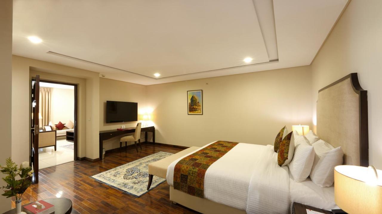 Ramada by Wyndham Lahore Gulberg II Hotel Bagian luar foto